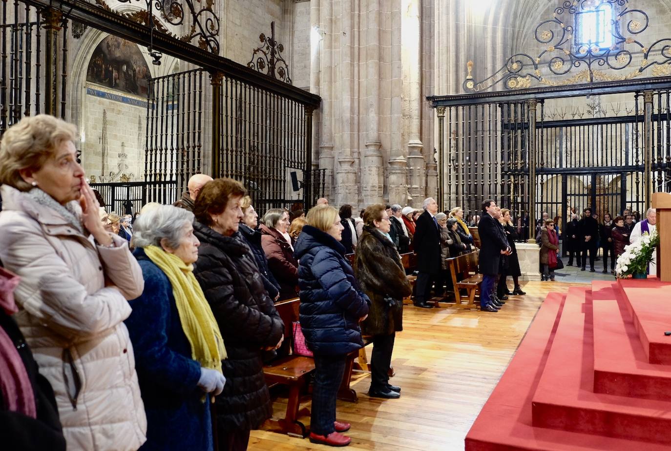 El presidente de la Junta, Alfonso Fernández Mañueco, asiste a la misa funeral por Benedicto XVI.