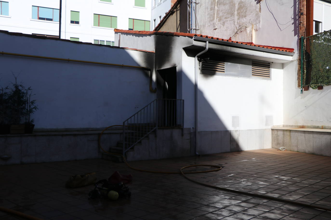 Los bomberos intervienen tras la explosión de un generador en León. 