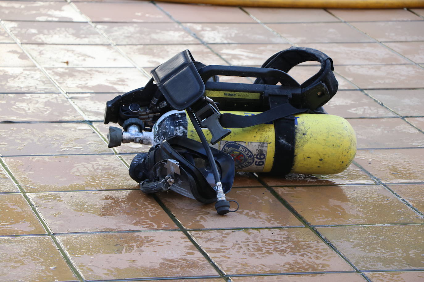 Los bomberos intervienen tras la explosión de un generador en León. 