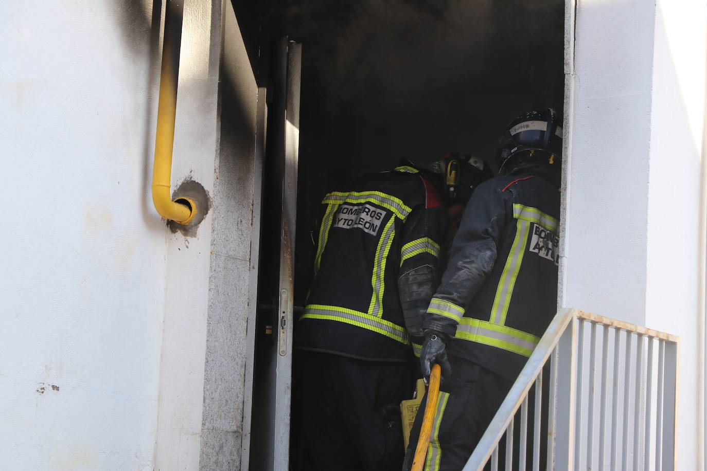 Los bomberos intervienen tras la explosión de un generador en León. 