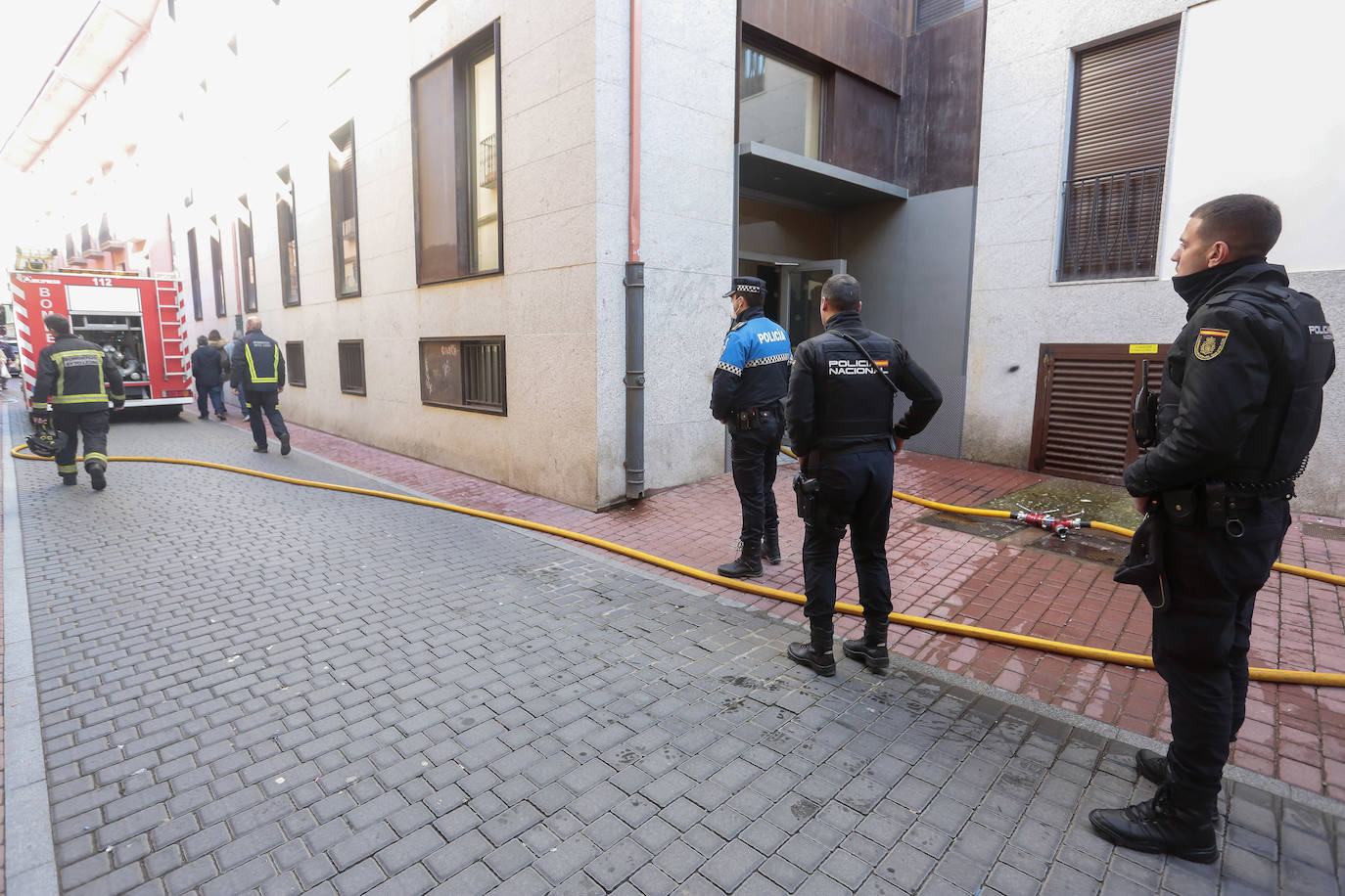 Los bomberos intervienen tras la explosión de un generador en León. 