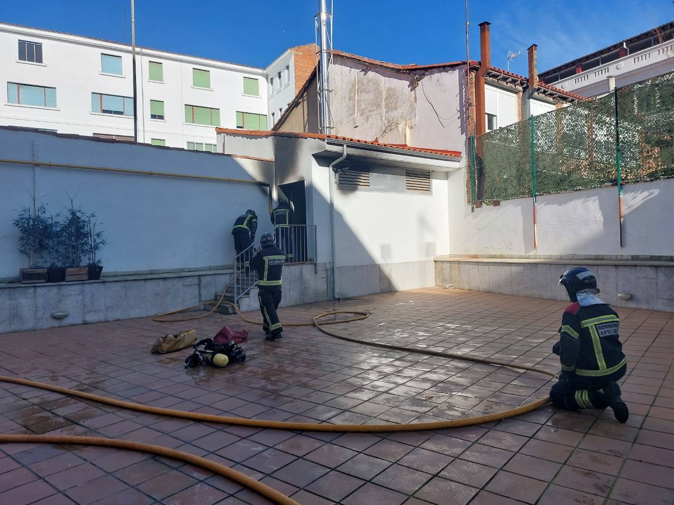 Los bomberos intervienen tras la explosión de un generador en León. 