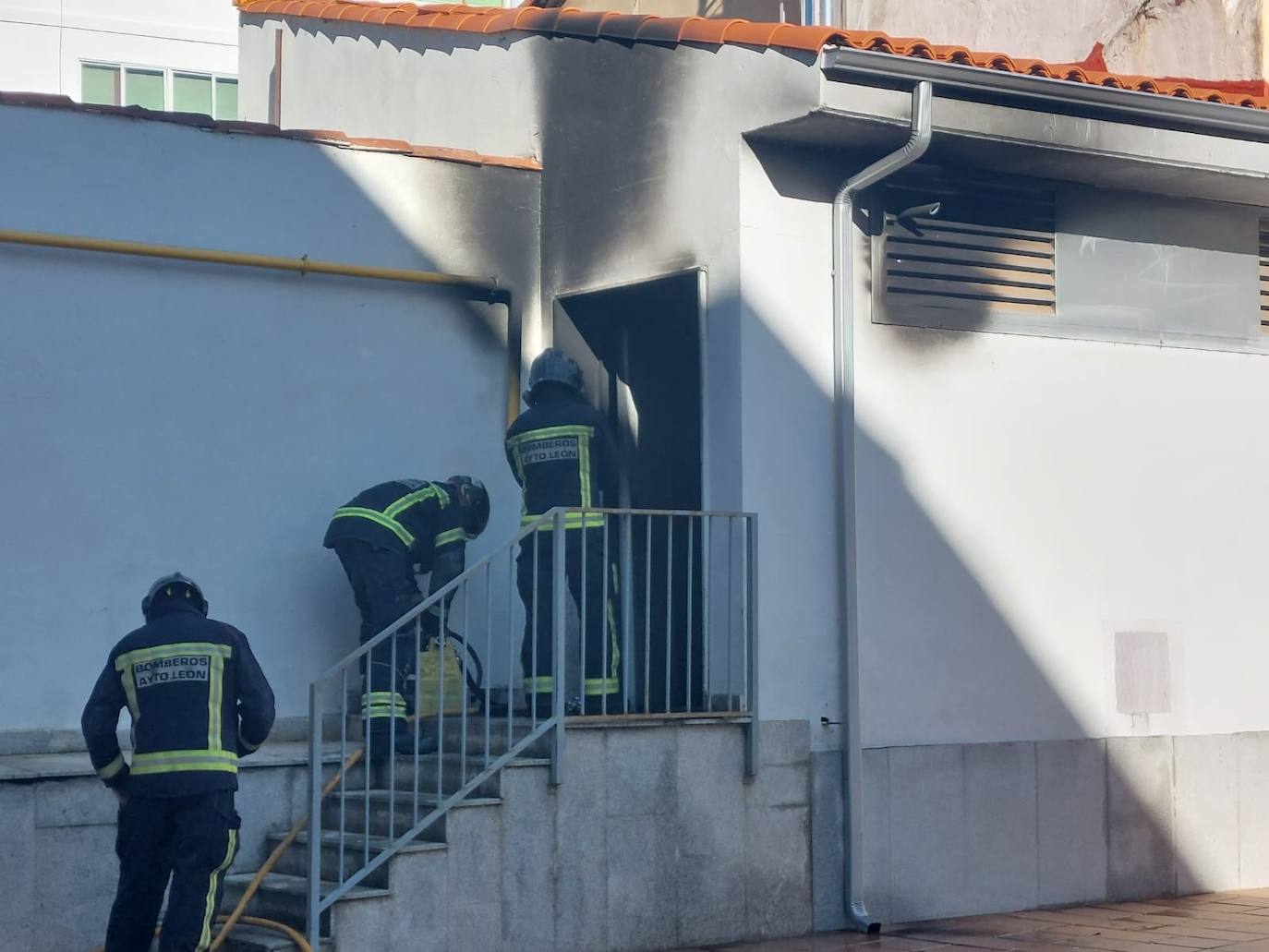 Los bomberos intervienen tras la explosión de un generador en León. 