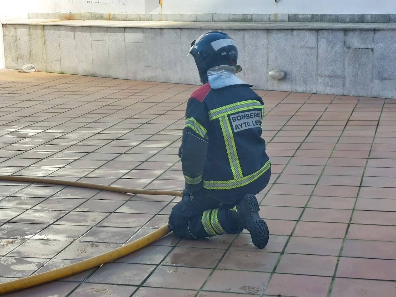Los bomberos intervienen tras la explosión de un generador en León. 