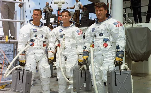 İlk insanlı uzay görevi Apollo'nun mürettebatı.