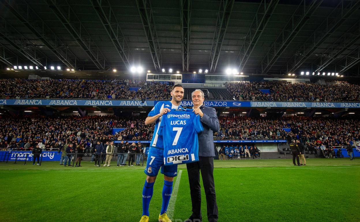 Lucas Pérez durante su presentación como nuevo jugador del Deportivo de la Coruña.