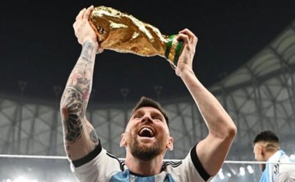 Leo Messi, con una réplica de la Copa del Mundo auténtica. 