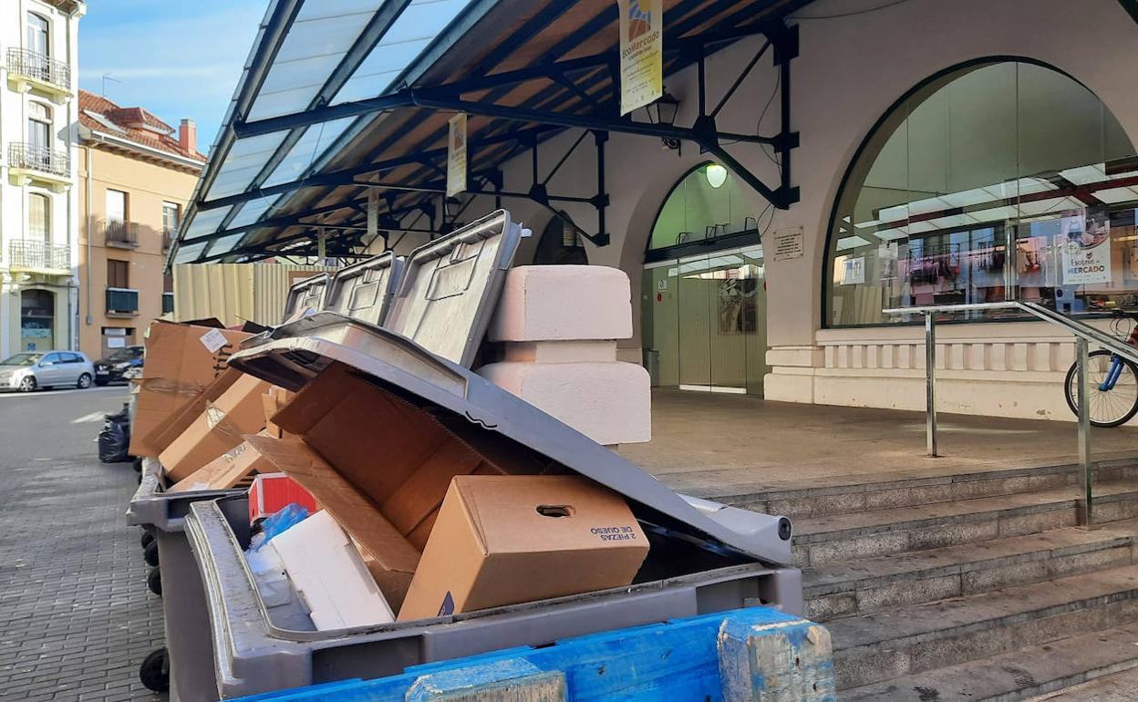 Contenedores en la plaza del Mercado del Conde Luna.