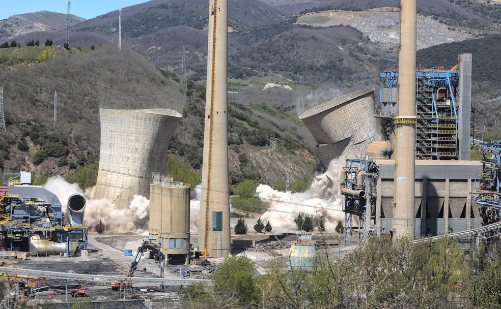 Imagen de la voladura de las torres de refrigeración en La Robla. 