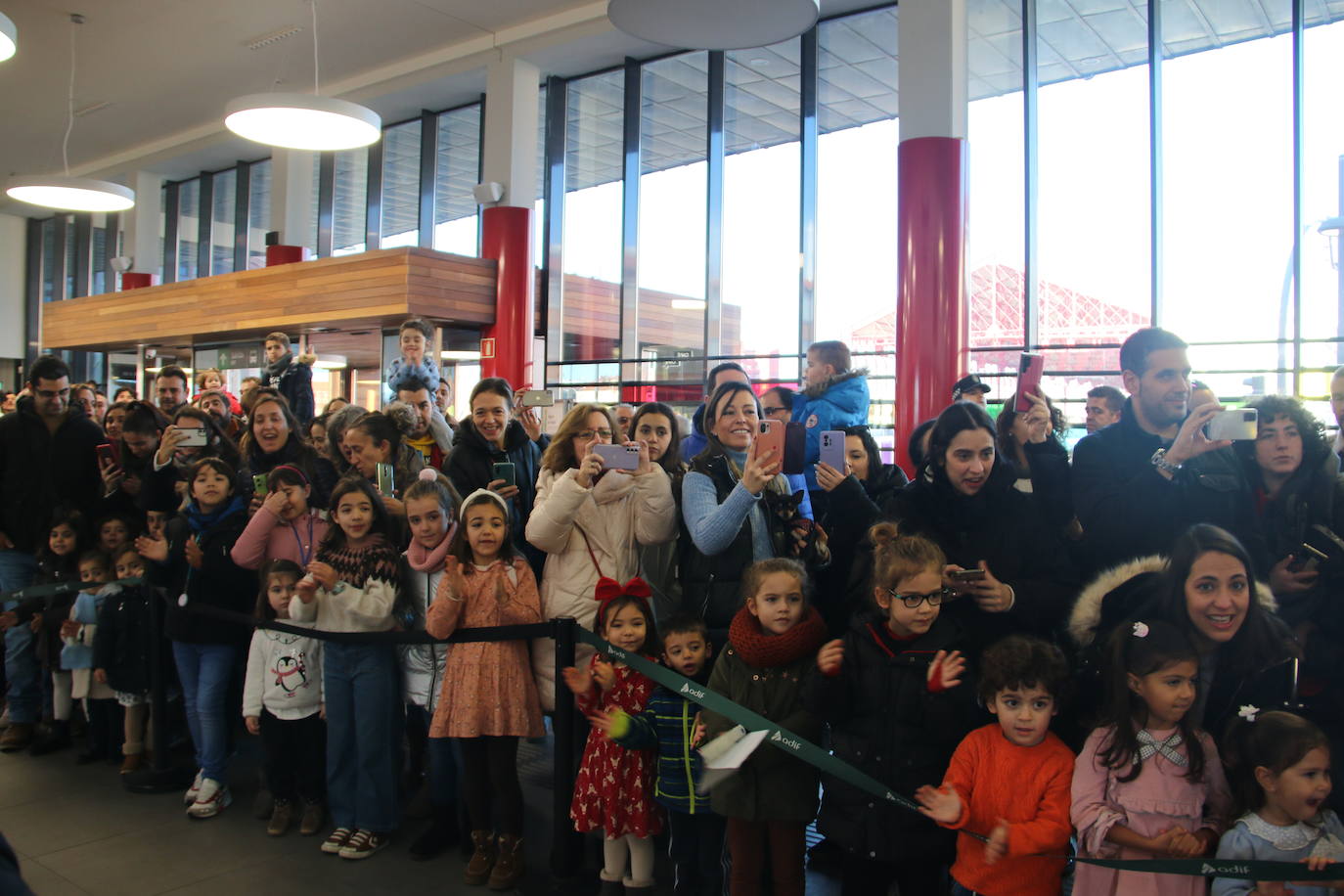 Los Reyes Magos de Oriente han llegado a la estación de Renfe de León a bordo tren chárter S470 fletado especialmente para la ocasión. Decenas de niños se han acercado a Melchor, Gaspar y Baltasar que, a continuación han sido recibidos por el alcalde de la ciudad. 