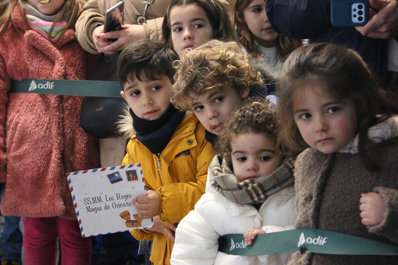 Los Reyes Magos de Oriente han llegado a la estación de Renfe de León a bordo tren chárter S470 fletado especialmente para la ocasión. Decenas de niños se han acercado a Melchor, Gaspar y Baltasar que, a continuación han sido recibidos por el alcalde de la ciudad. 