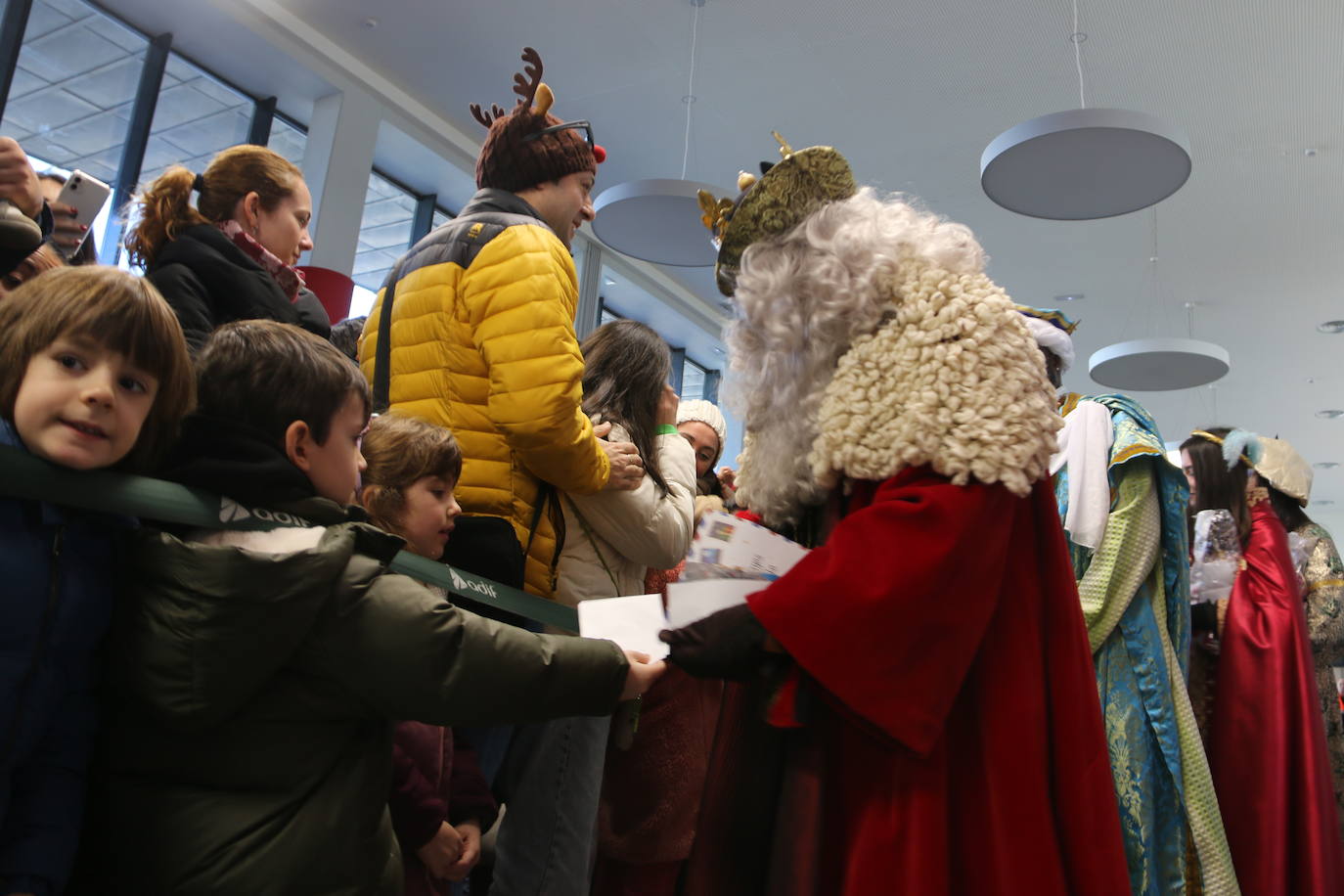 Los Reyes Magos de Oriente han llegado a la estación de Renfe de León a bordo tren chárter S470 fletado especialmente para la ocasión. Decenas de niños se han acercado a Melchor, Gaspar y Baltasar que, a continuación han sido recibidos por el alcalde de la ciudad. 