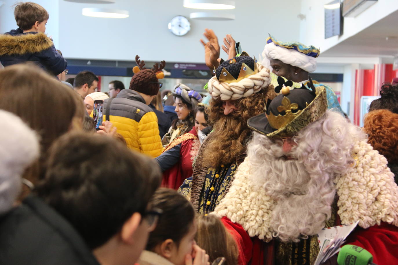 Los Reyes Magos de Oriente han llegado a la estación de Renfe de León a bordo tren chárter S470 fletado especialmente para la ocasión. Decenas de niños se han acercado a Melchor, Gaspar y Baltasar que, a continuación han sido recibidos por el alcalde de la ciudad. 