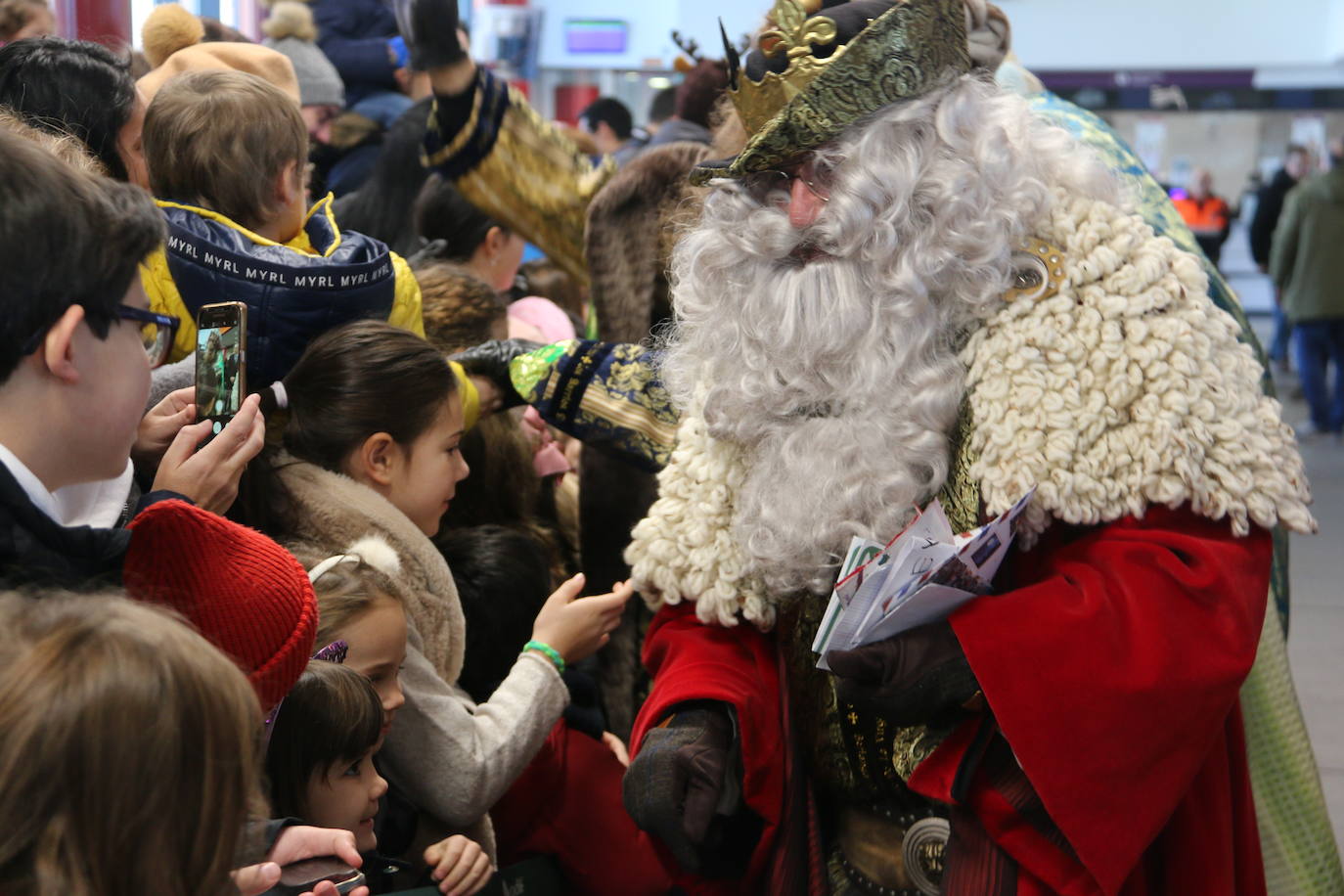 Los Reyes Magos de Oriente han llegado a la estación de Renfe de León a bordo tren chárter S470 fletado especialmente para la ocasión. Decenas de niños se han acercado a Melchor, Gaspar y Baltasar que, a continuación han sido recibidos por el alcalde de la ciudad. 