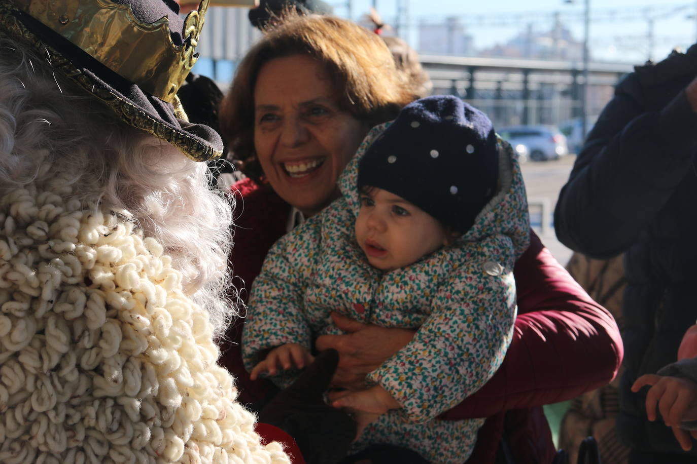 Los Reyes Magos de Oriente han llegado a la estación de Renfe de León a bordo tren chárter S470 fletado especialmente para la ocasión. Decenas de niños se han acercado a Melchor, Gaspar y Baltasar que, a continuación han sido recibidos por el alcalde de la ciudad. 