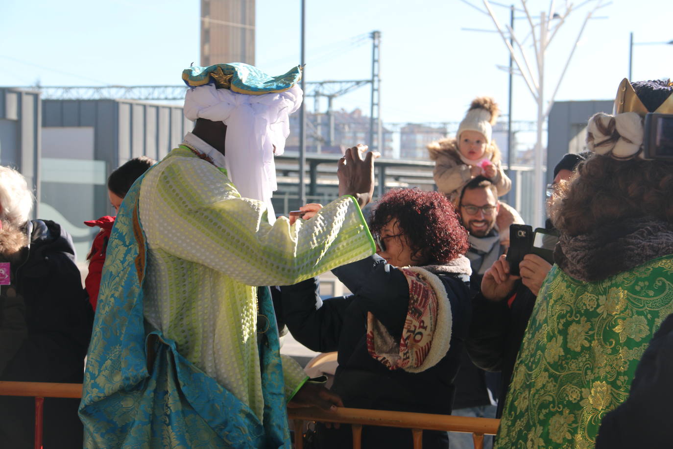 Los Reyes Magos de Oriente han llegado a la estación de Renfe de León a bordo tren chárter S470 fletado especialmente para la ocasión. Decenas de niños se han acercado a Melchor, Gaspar y Baltasar que, a continuación han sido recibidos por el alcalde de la ciudad. 