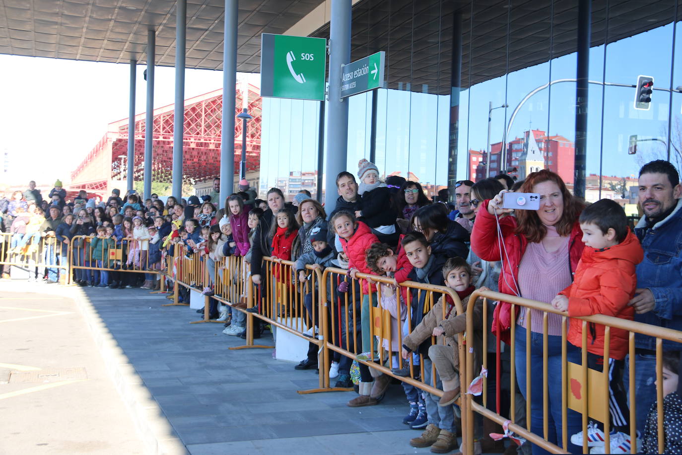 Los Reyes Magos de Oriente han llegado a la estación de Renfe de León a bordo tren chárter S470 fletado especialmente para la ocasión. Decenas de niños se han acercado a Melchor, Gaspar y Baltasar que, a continuación han sido recibidos por el alcalde de la ciudad. 