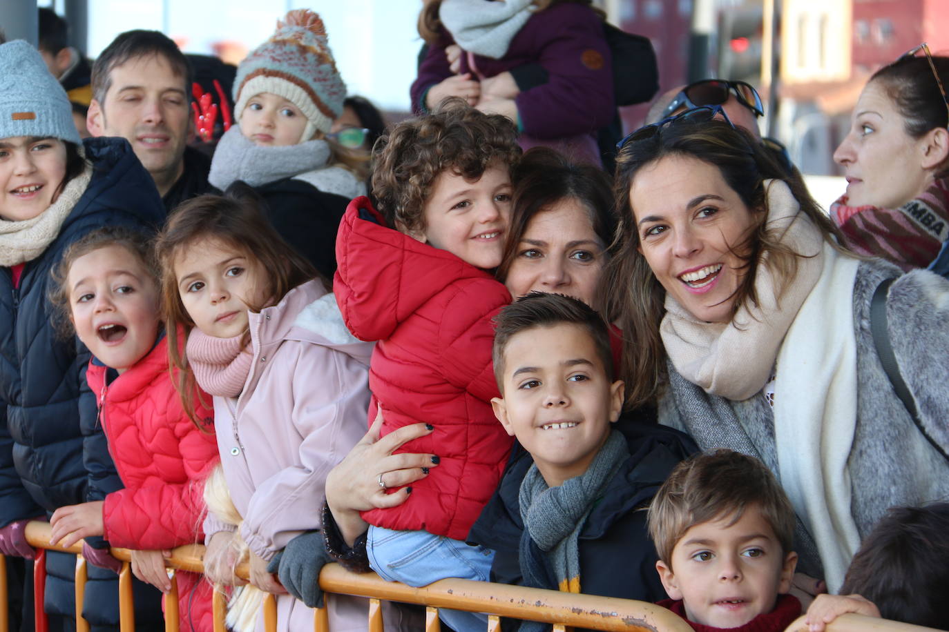 Los Reyes Magos de Oriente han llegado a la estación de Renfe de León a bordo tren chárter S470 fletado especialmente para la ocasión. Decenas de niños se han acercado a Melchor, Gaspar y Baltasar que, a continuación han sido recibidos por el alcalde de la ciudad. 