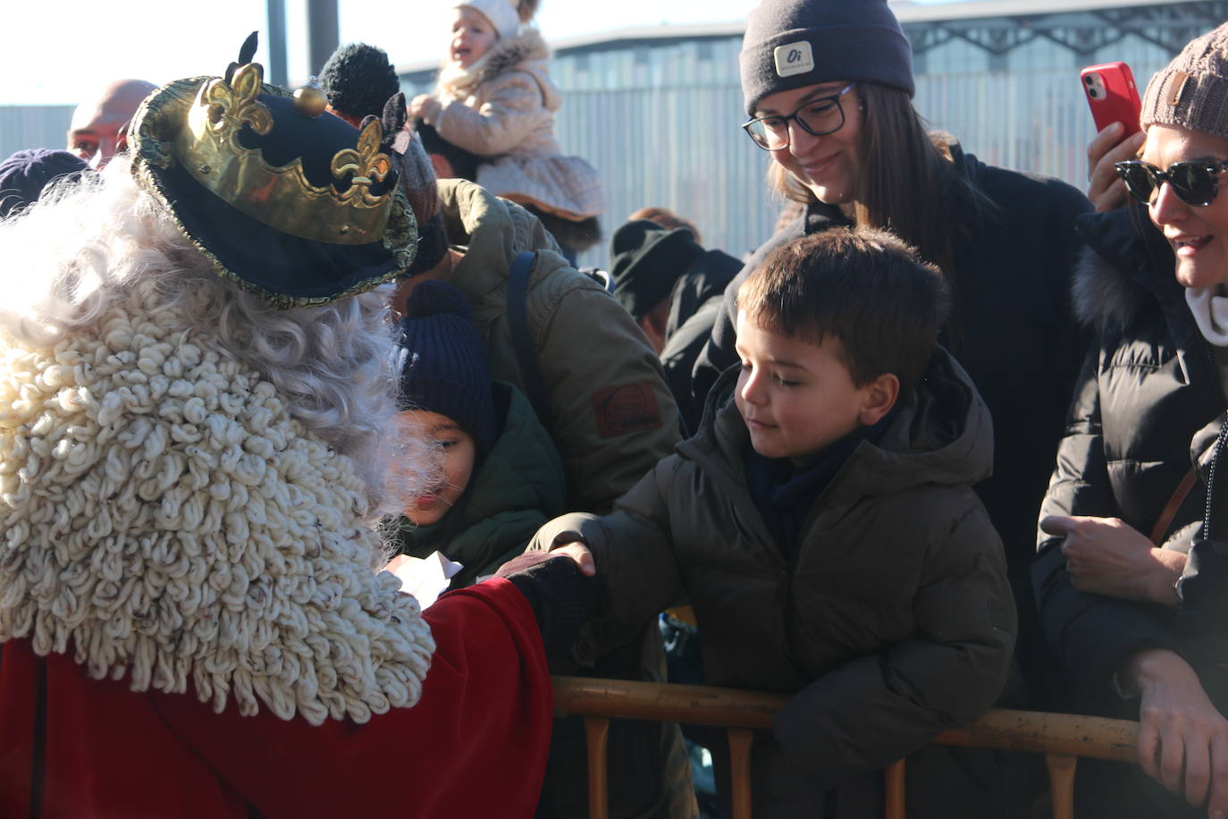 Los Reyes Magos de Oriente han llegado a la estación de Renfe de León a bordo tren chárter S470 fletado especialmente para la ocasión. Decenas de niños se han acercado a Melchor, Gaspar y Baltasar que, a continuación han sido recibidos por el alcalde de la ciudad. 