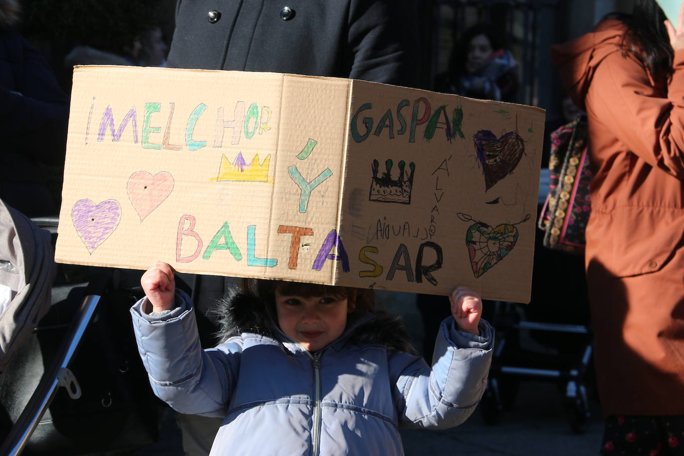 Los Reyes Magos de Oriente han llegado a la estación de Renfe de León a bordo tren chárter S470 fletado especialmente para la ocasión. Decenas de niños se han acercado a Melchor, Gaspar y Baltasar que, a continuación han sido recibidos por el alcalde de la ciudad. 