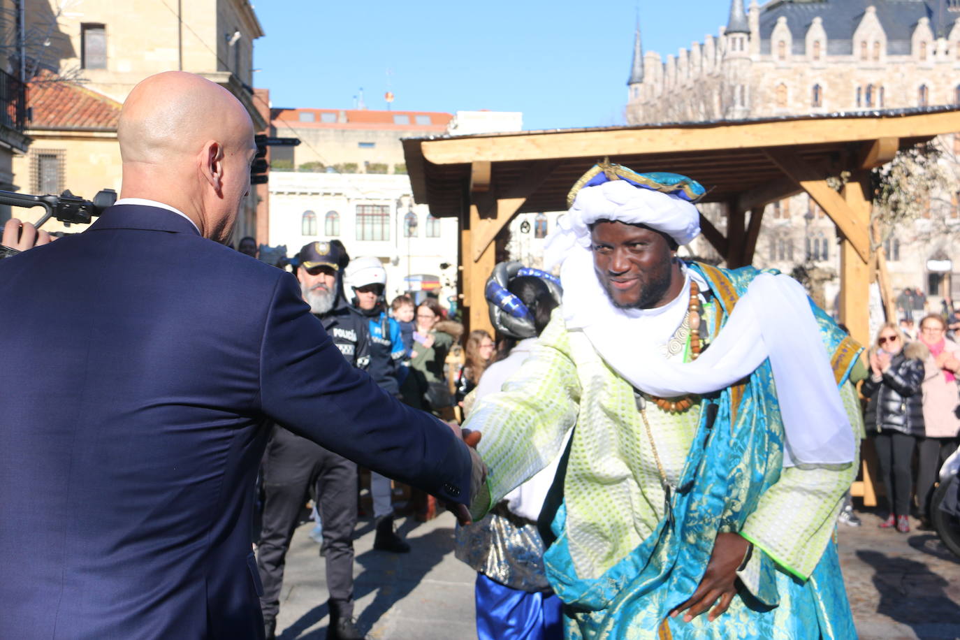 Los Reyes Magos de Oriente han llegado a la estación de Renfe de León a bordo tren chárter S470 fletado especialmente para la ocasión. Decenas de niños se han acercado a Melchor, Gaspar y Baltasar que, a continuación han sido recibidos por el alcalde de la ciudad. 