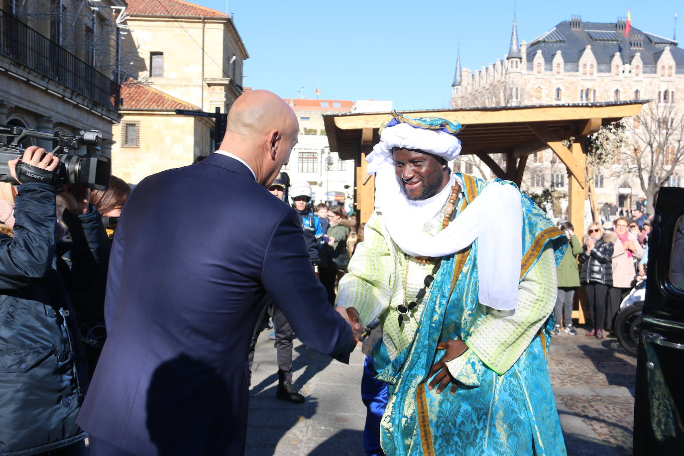 Los Reyes Magos de Oriente han llegado a la estación de Renfe de León a bordo tren chárter S470 fletado especialmente para la ocasión. Decenas de niños se han acercado a Melchor, Gaspar y Baltasar que, a continuación han sido recibidos por el alcalde de la ciudad. 