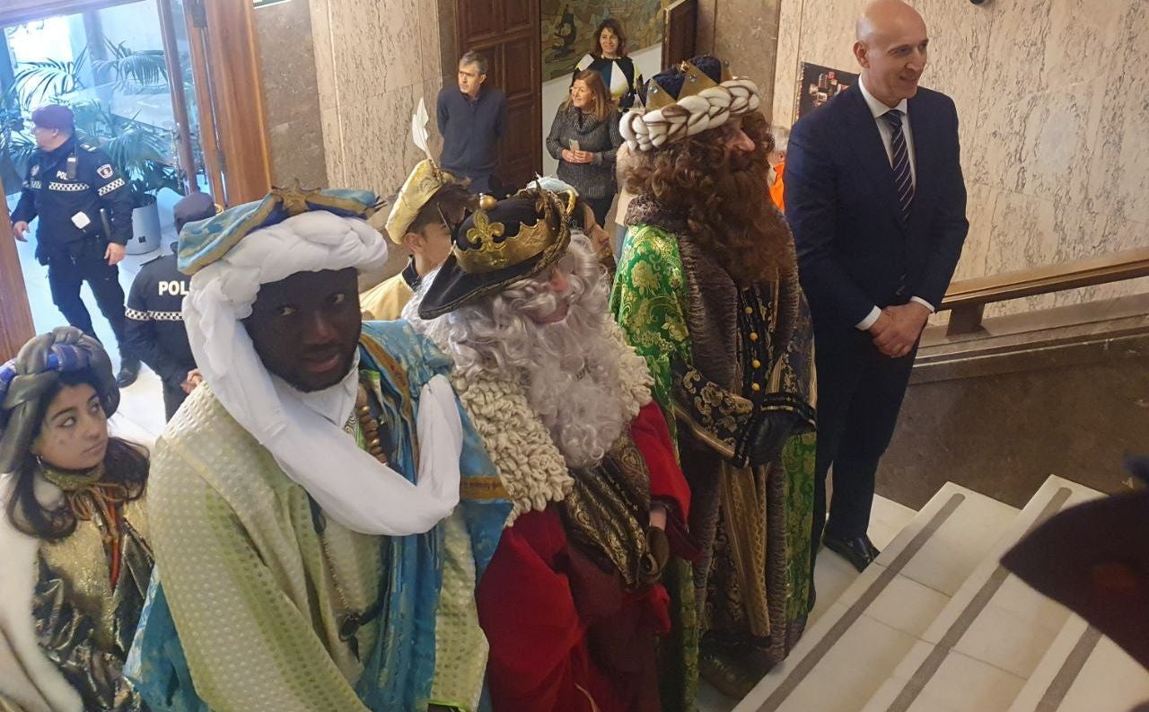 Los Reyes Magos de Oriente han llegado a la estación de Renfe de León a bordo tren chárter S470 fletado especialmente para la ocasión. Decenas de niños se han acercado a Melchor, Gaspar y Baltasar que, a continuación han sido recibidos por el alcalde de la ciudad. 