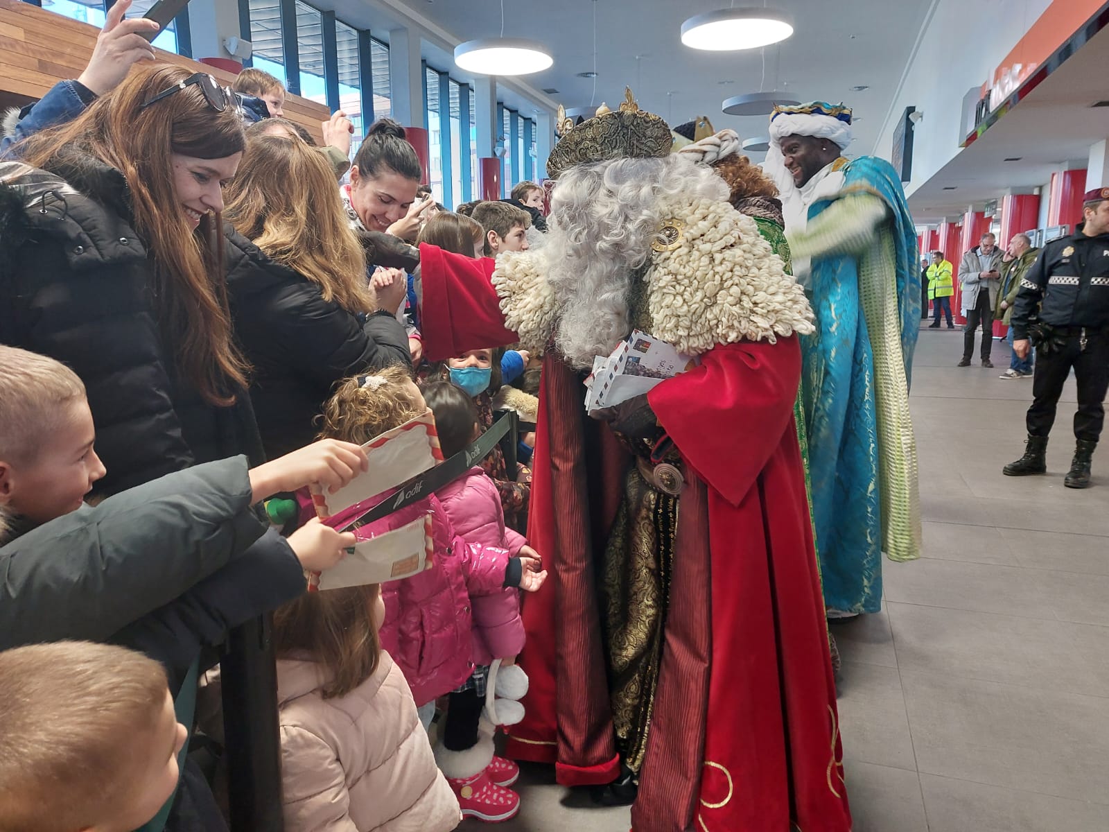 Los Reyes Magos de Oriente han llegado a la estación de Renfe de León a bordo tren chárter S470 fletado especialmente para la ocasión. Decenas de niños se han acercado a Melchor, Gaspar y Baltasar que, a continuación han sido recibidos por el alcalde de la ciudad. 