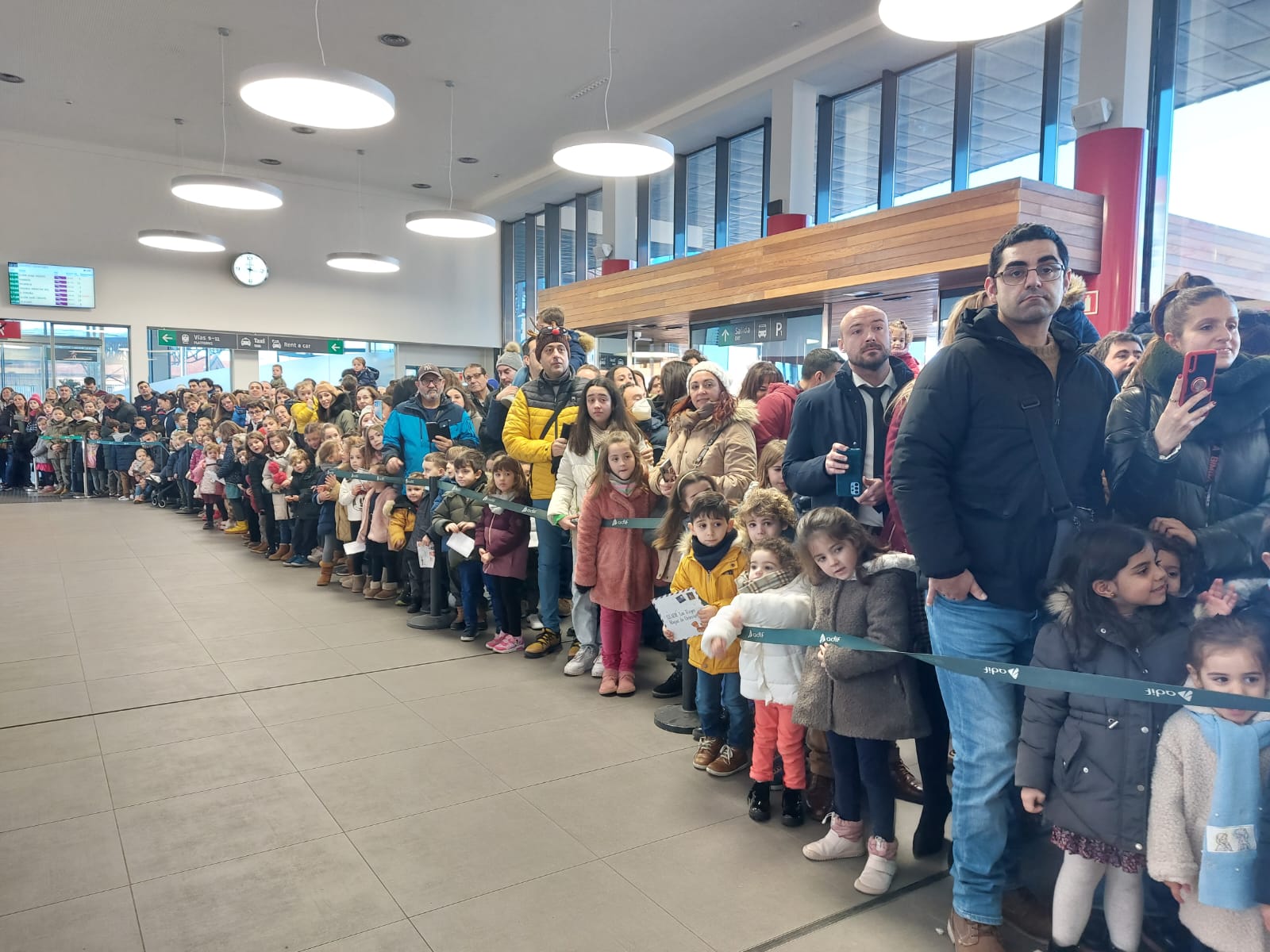 Los Reyes Magos de Oriente han llegado a la estación de Renfe de León a bordo tren chárter S470 fletado especialmente para la ocasión. Decenas de niños se han acercado a Melchor, Gaspar y Baltasar que, a continuación han sido recibidos por el alcalde de la ciudad. 