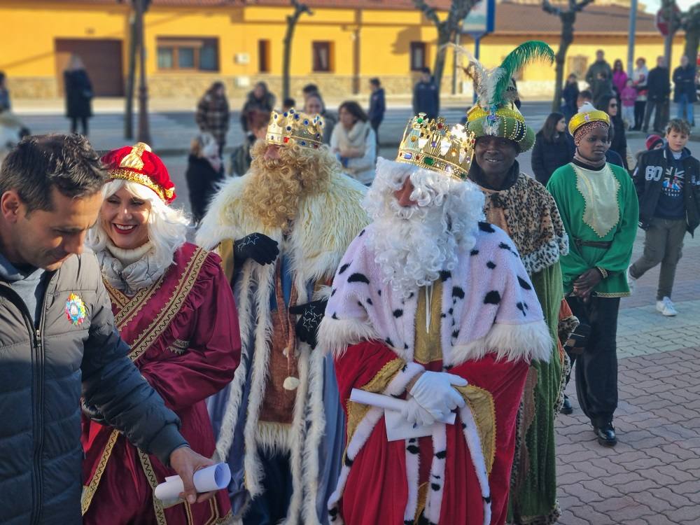 El Ayuntamiento de Villaquilambre recibe a los Reyes Magos.