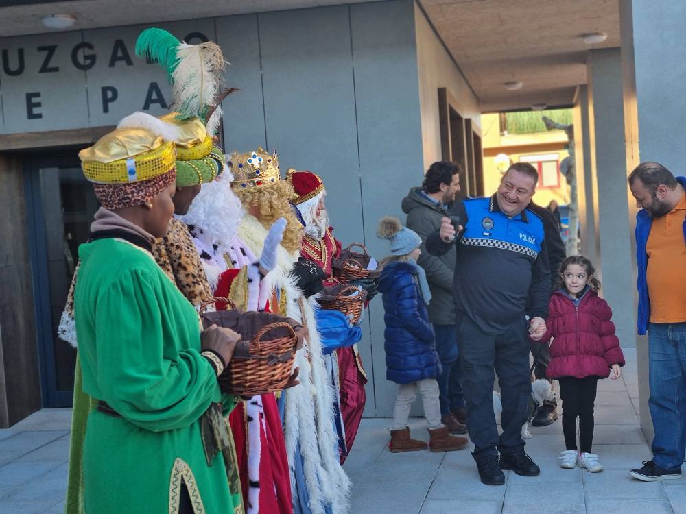 El Ayuntamiento de Villaquilambre recibe a los Reyes Magos.