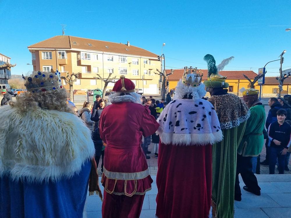 El Ayuntamiento de Villaquilambre recibe a los Reyes Magos.