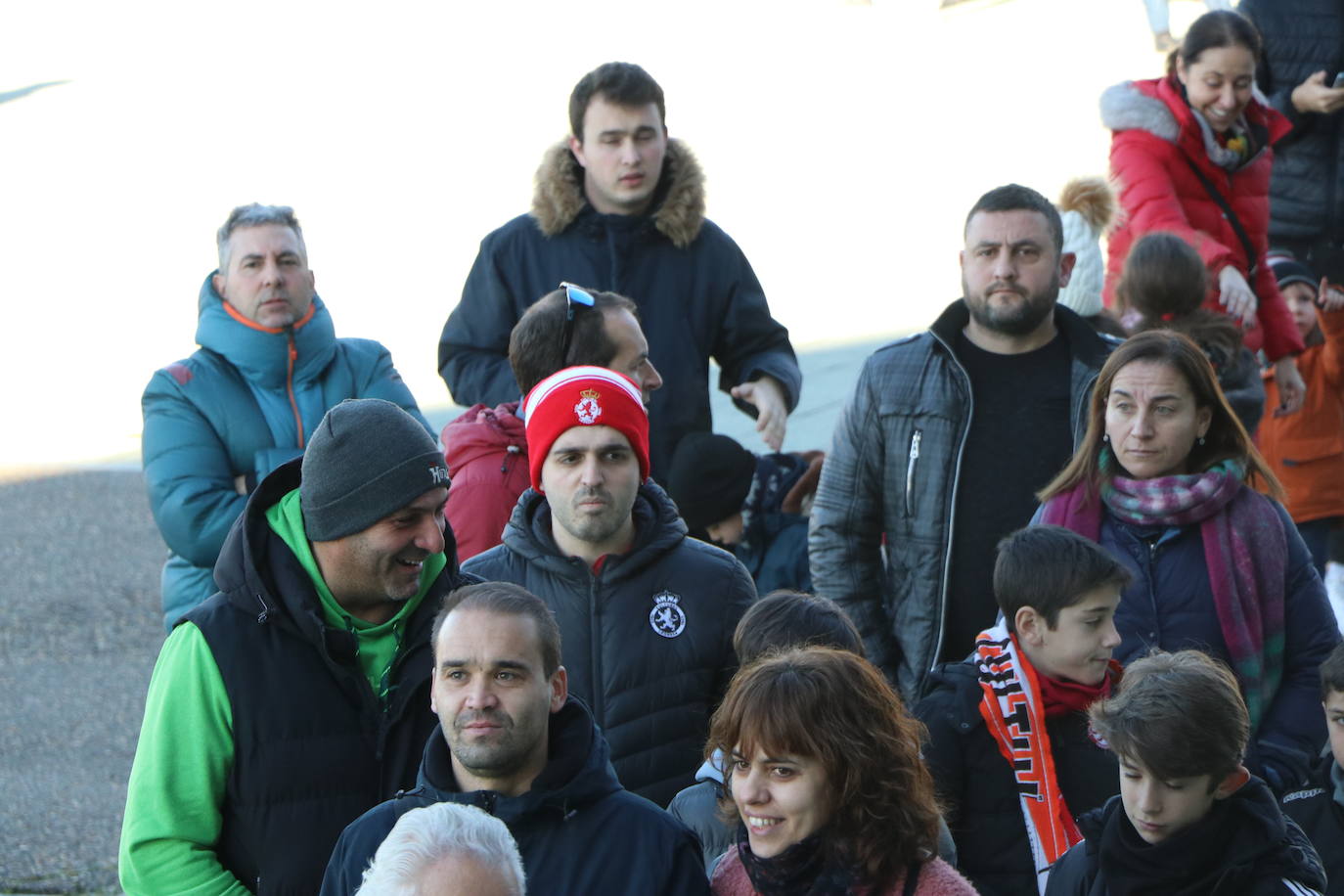 La Cultural y Deportiva Leonesa celebra un entrenamiento a puerta abierta en el Reino de León con motivo de la festividad de los Reyes Magos.