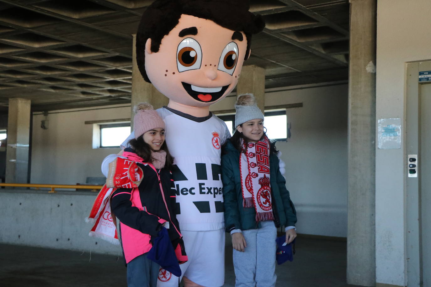 La Cultural y Deportiva Leonesa celebra un entrenamiento a puerta abierta en el Reino de León con motivo de la festividad de los Reyes Magos.