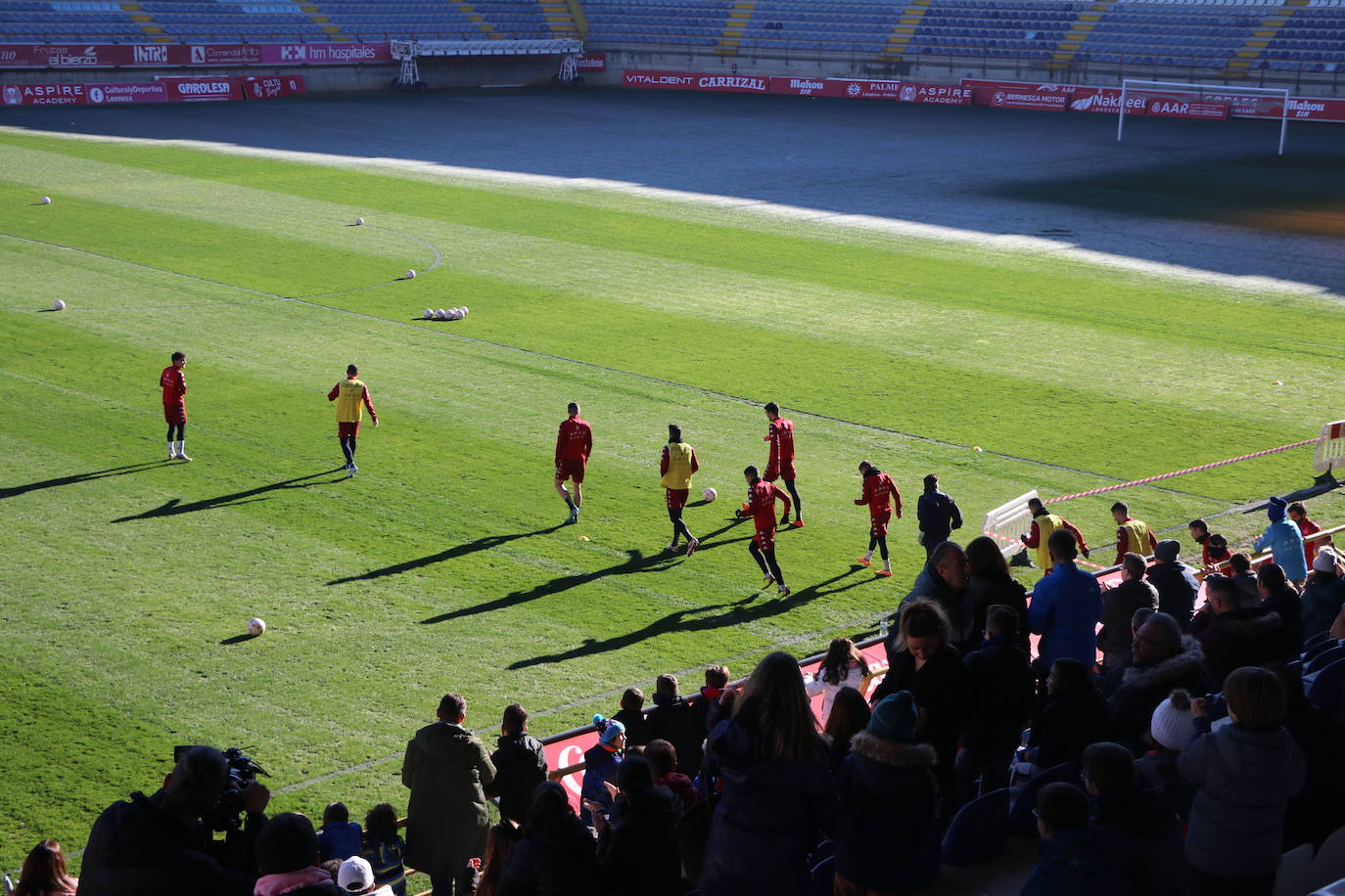 La Cultural y Deportiva Leonesa celebra un entrenamiento a puerta abierta en el Reino de León con motivo de la festividad de los Reyes Magos.