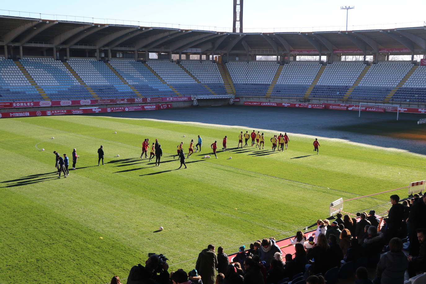 La Cultural y Deportiva Leonesa celebra un entrenamiento a puerta abierta en el Reino de León con motivo de la festividad de los Reyes Magos.