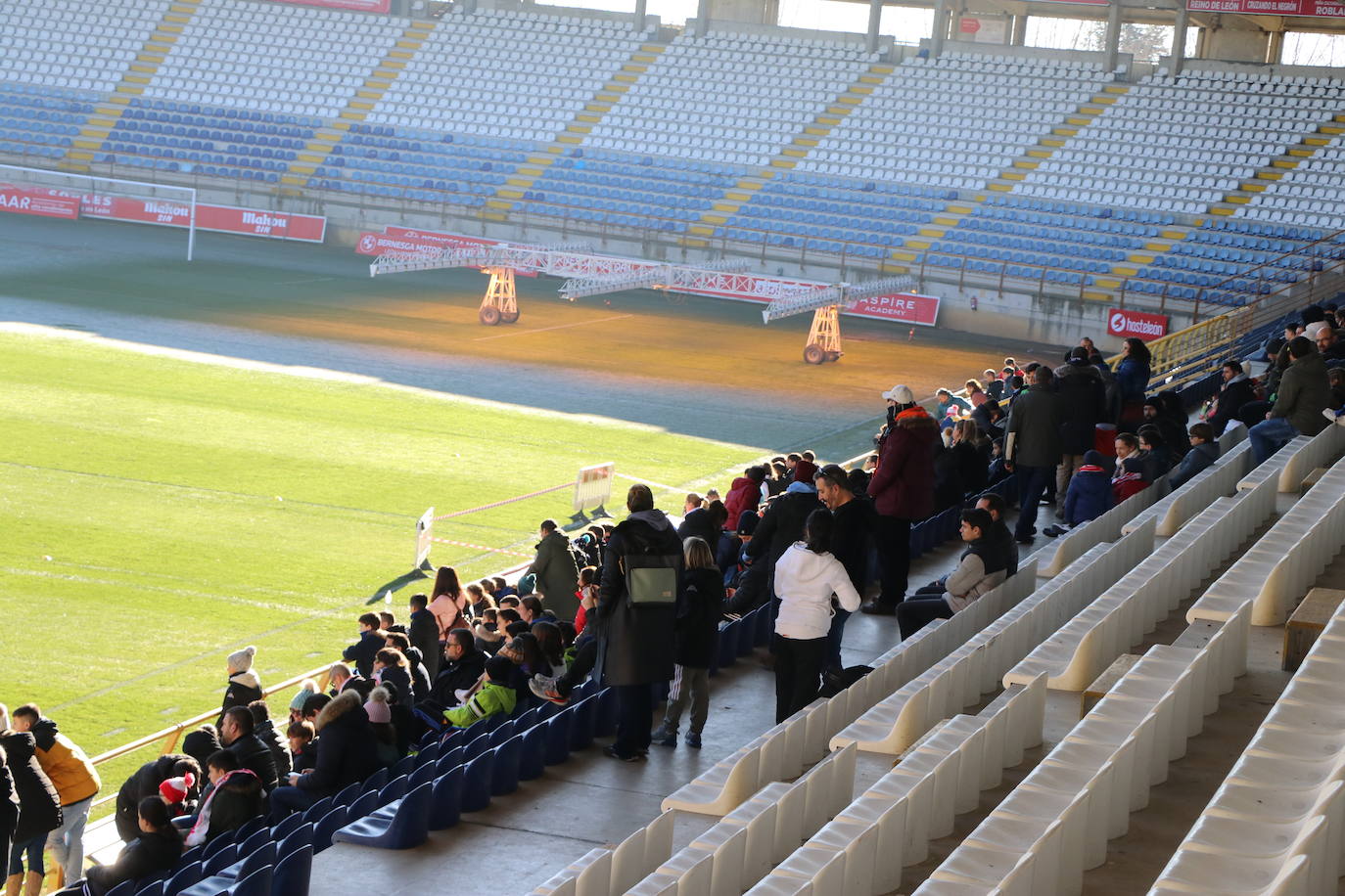 La Cultural y Deportiva Leonesa celebra un entrenamiento a puerta abierta en el Reino de León con motivo de la festividad de los Reyes Magos.