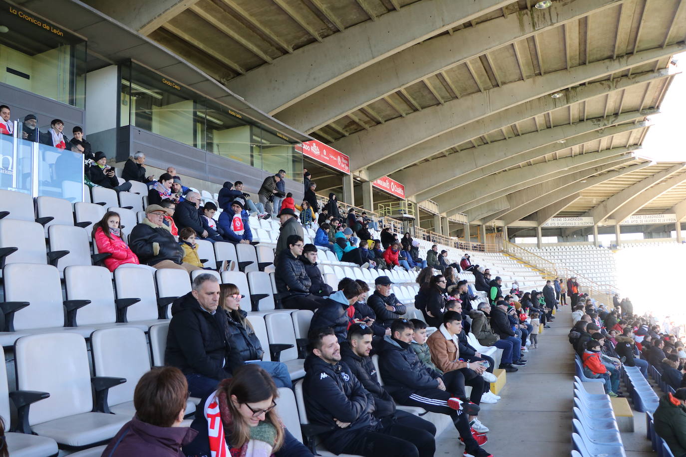 La Cultural y Deportiva Leonesa celebra un entrenamiento a puerta abierta en el Reino de León con motivo de la festividad de los Reyes Magos.