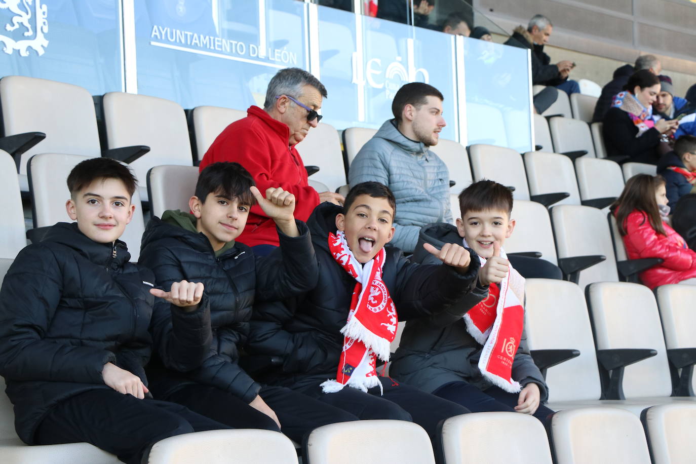 La Cultural y Deportiva Leonesa celebra un entrenamiento a puerta abierta en el Reino de León con motivo de la festividad de los Reyes Magos.