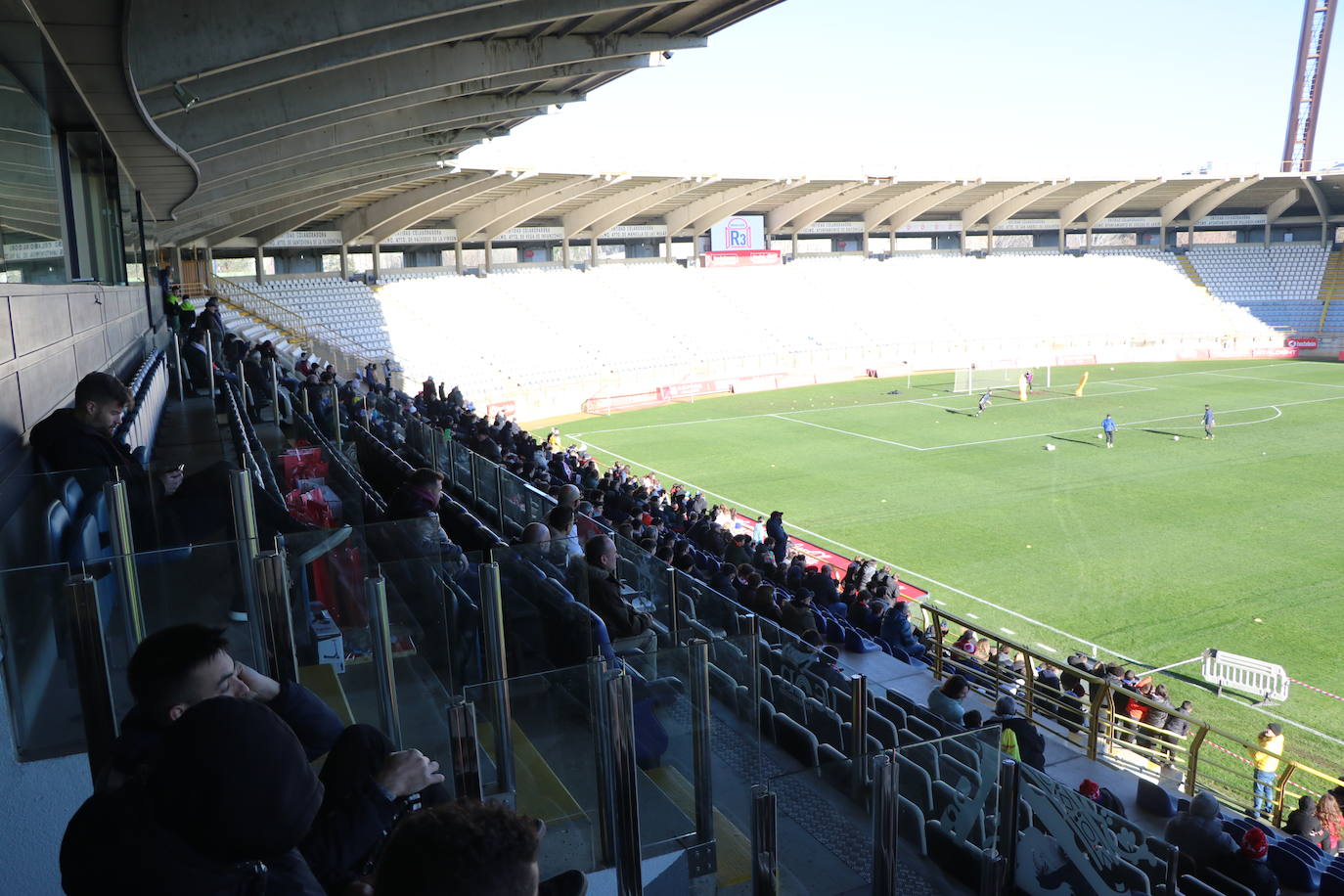 La Cultural y Deportiva Leonesa celebra un entrenamiento a puerta abierta en el Reino de León con motivo de la festividad de los Reyes Magos.