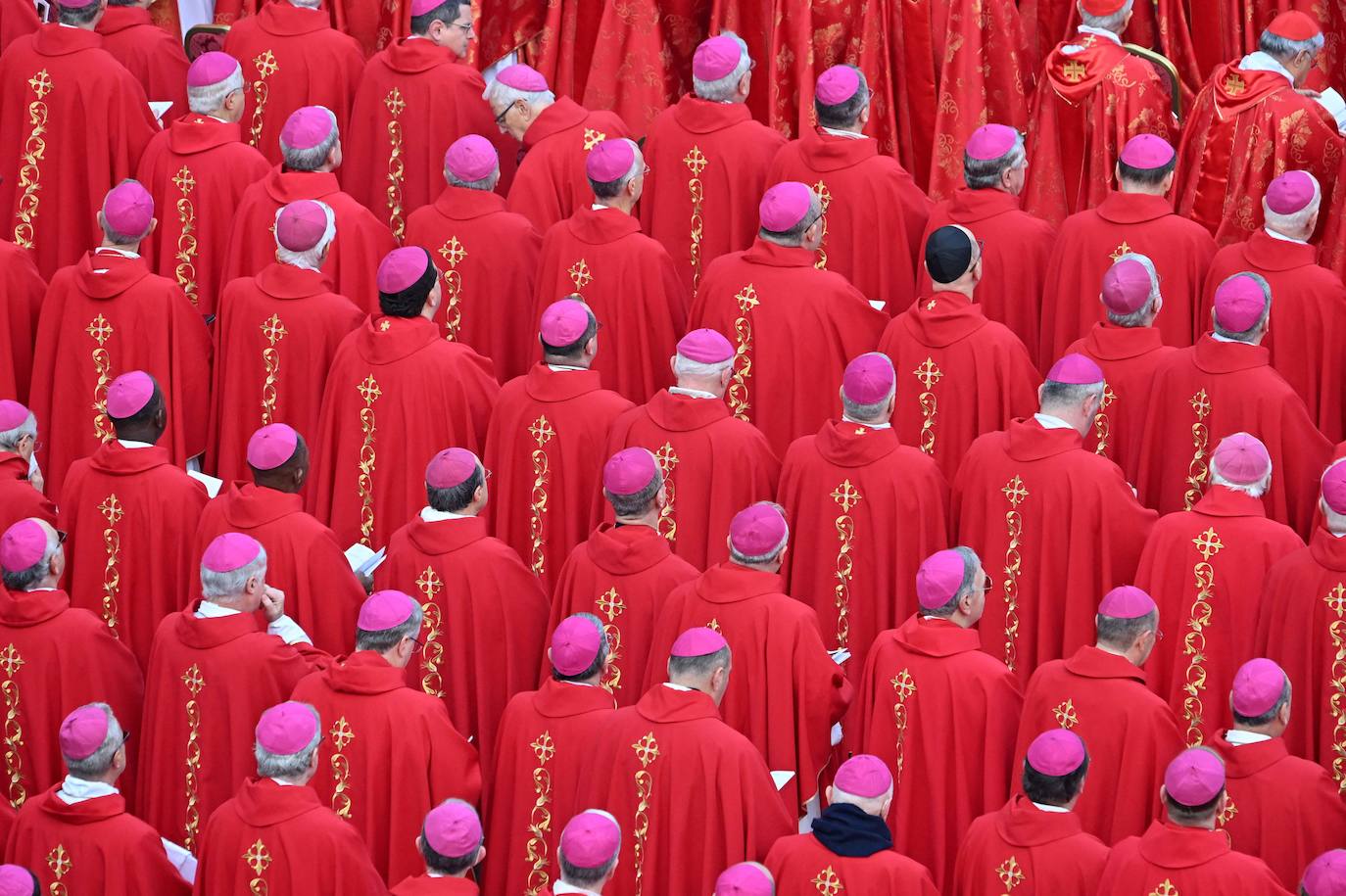 Cardenales y obispos asisten a la misa funeral de Benedicto XVI.