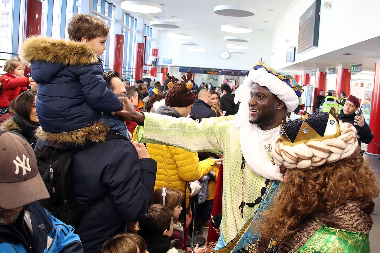 Los Reyes Magos de Oriente han llegado a la estación de Renfe de León a bordo tren chárter S470 fletado especialmente para la ocasión. Decenas de niños se han acercado a Melchor, Gaspar y Baltasar que, a continuación han sido recibidos por el alcalde de la ciudad. 