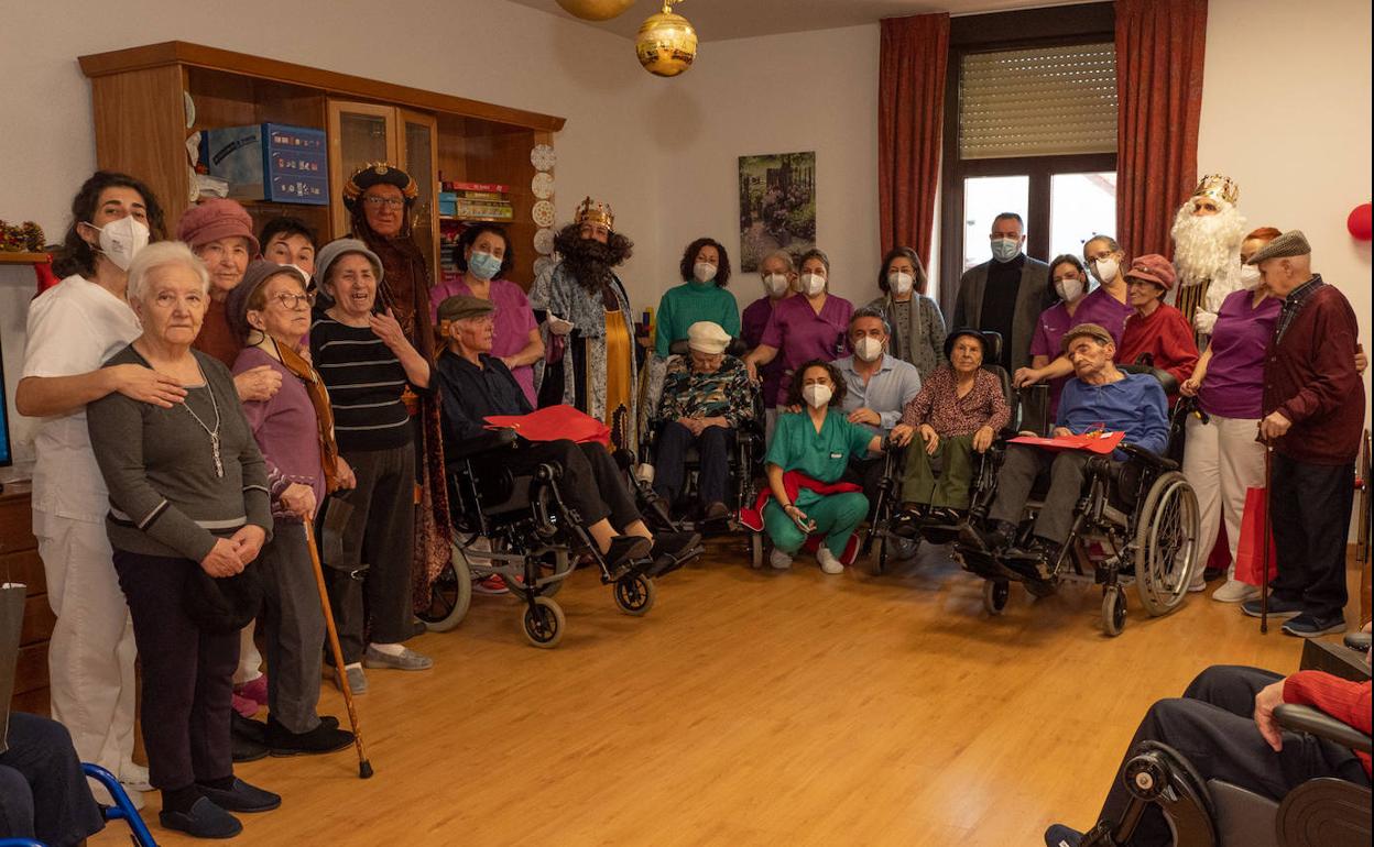 Usuarios de la residencia Santa Luisa junto a los representantes de la Diputación de León.