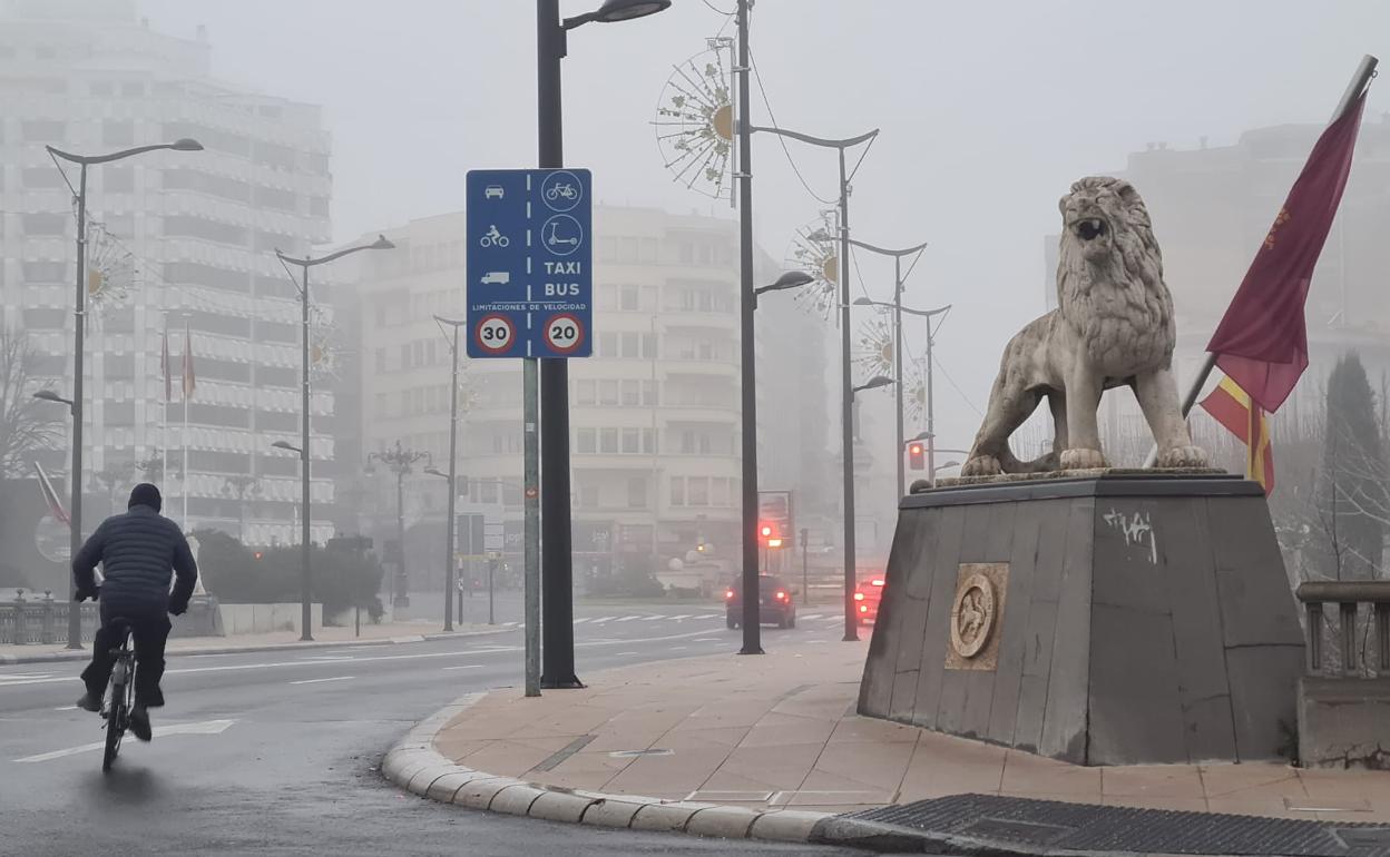 La niebla ha aterrizado sobre la capital leonesa con especial densidad en los barrios.