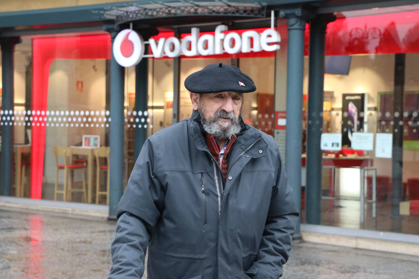 Félix José Pérez Eechevarría, más conocido como 'El Cheva', acude a la plaza de Botines cada primer sábado de mes desde hace 18 años para reclamar la autonomía de la región leonesa.