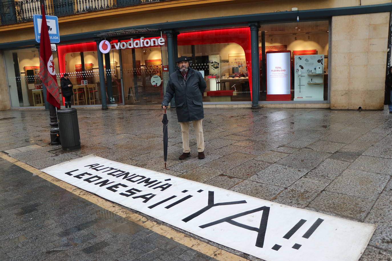 Félix José Pérez Eechevarría, más conocido como 'El Cheva', acude a la plaza de Botines cada primer sábado de mes desde hace 18 años para reclamar la autonomía de la región leonesa.