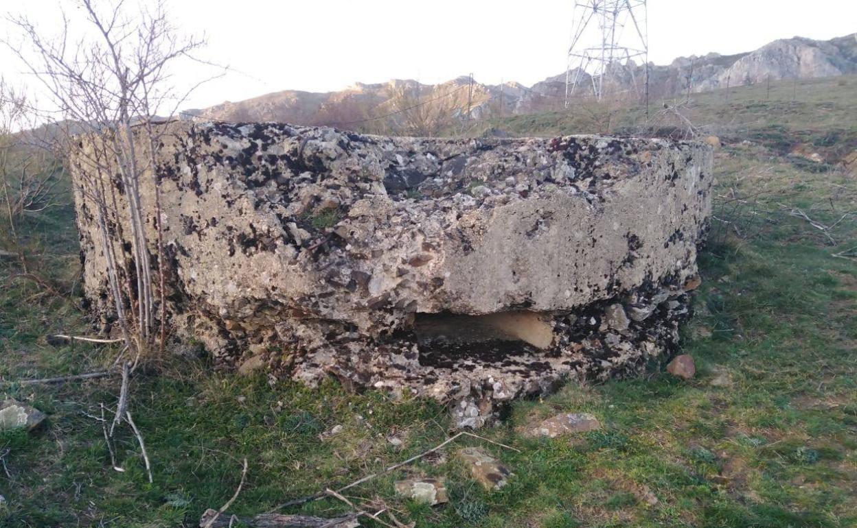 Vista exterior de un nido de ametralladora del bando republicano en Villamanín (León), en la Montaña leonesa. Fotografía cedida por el Grupo de Investigación Ruinas León.