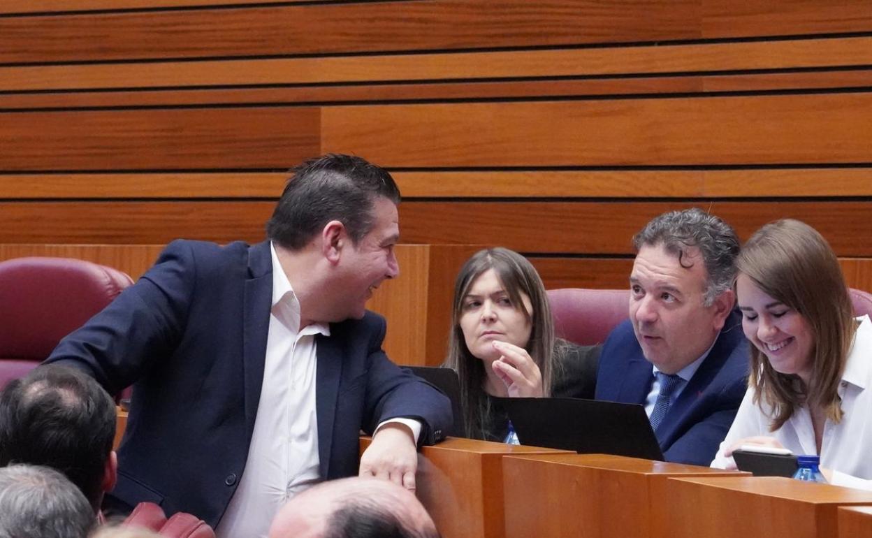 Luis Mariano Santos conversa con los procuradores populares en el último pleno de las Cortes.