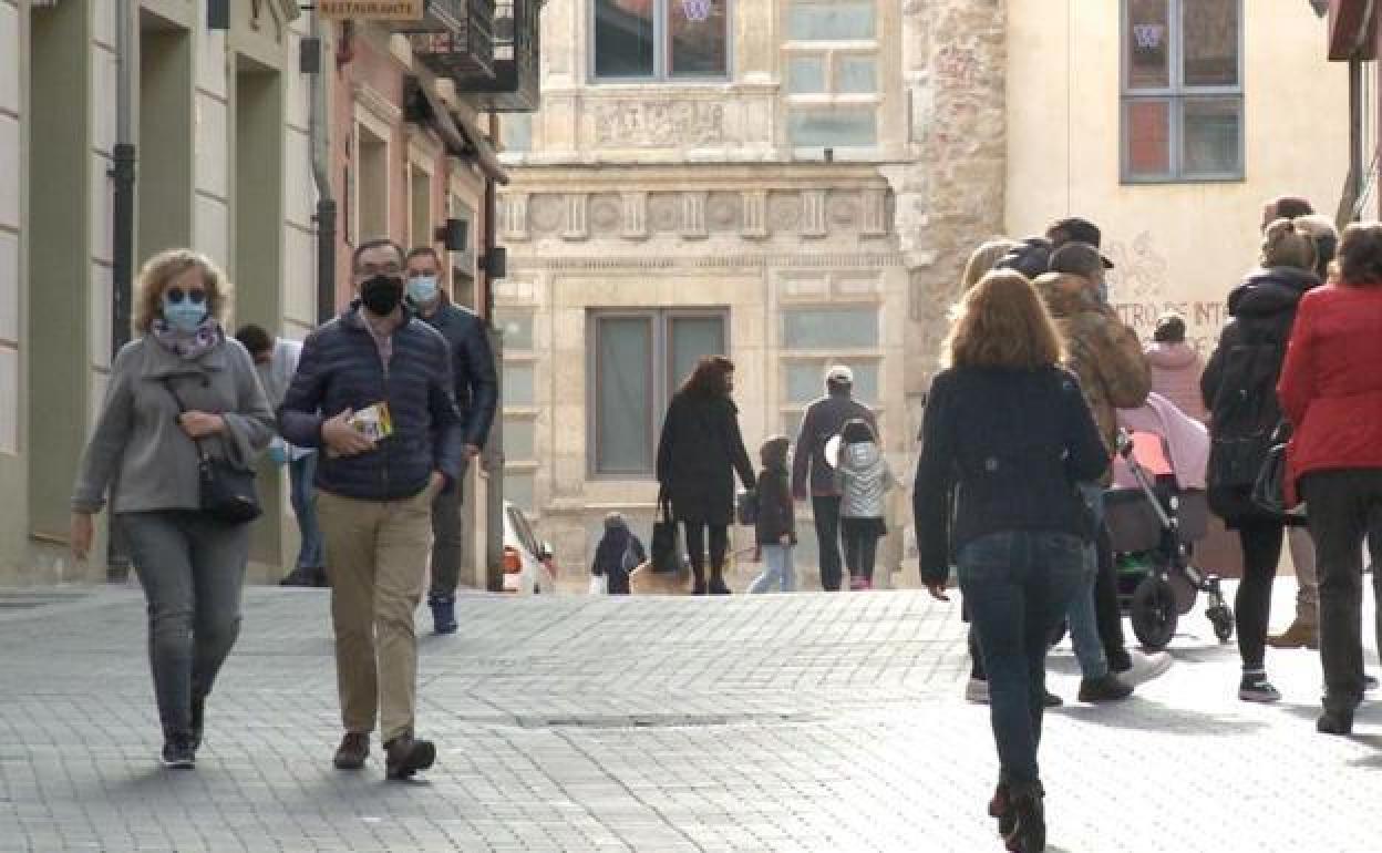 Viandantes pasean por las calles de la ciudad de León.