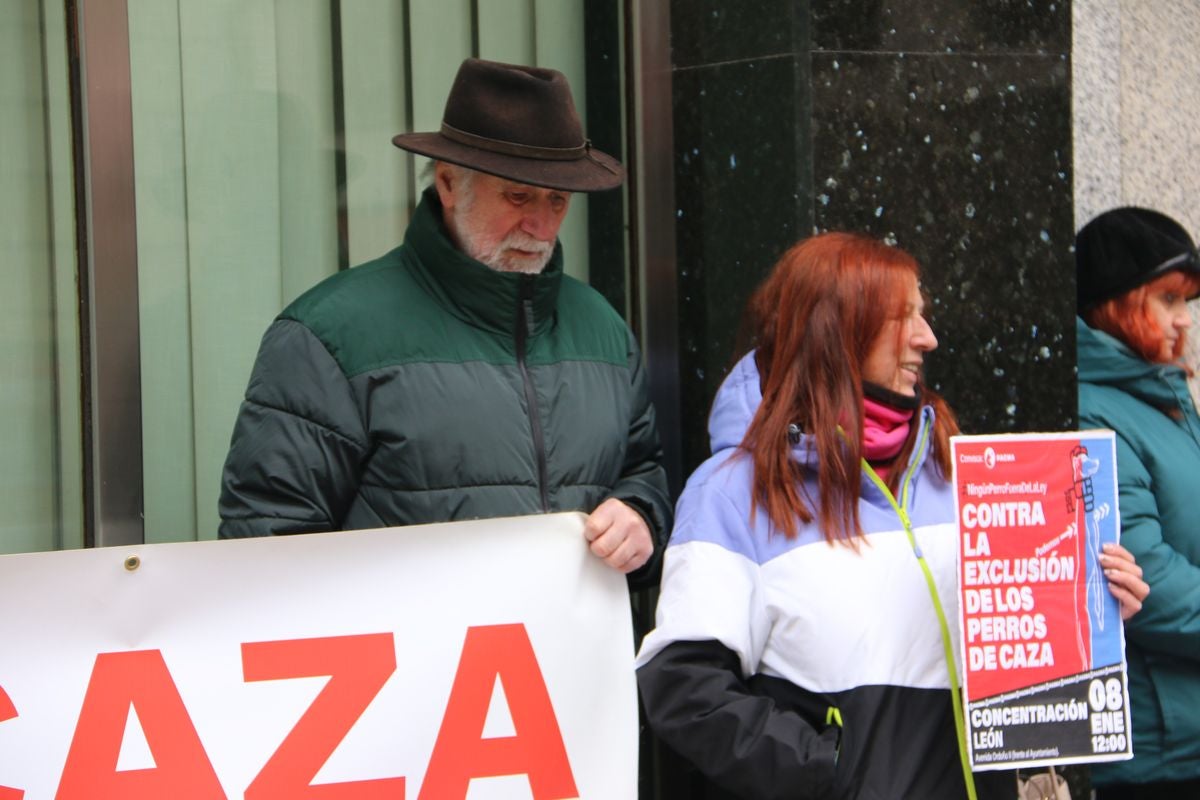 Pacma León se ha concentrado este domingo frente a las puertas del Ayuntamiento de León para exigir al Gobierno un cambio en la ley de protección animal.